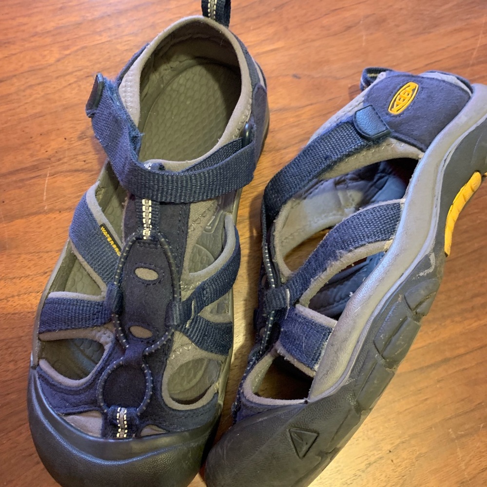 GUC boy size 4 keen sandals